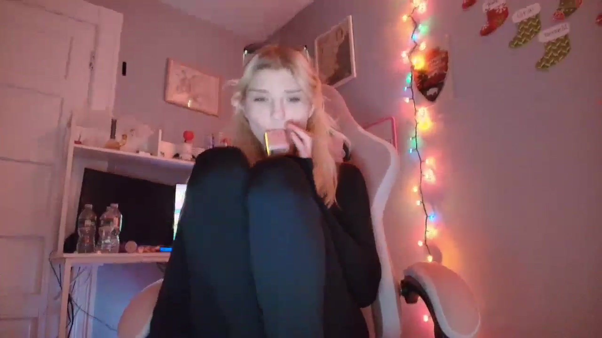 Gallery image thumbnail from DuckChan0's myfreecams stream on, 12/17/2025, 16:00 image 2 of 20
