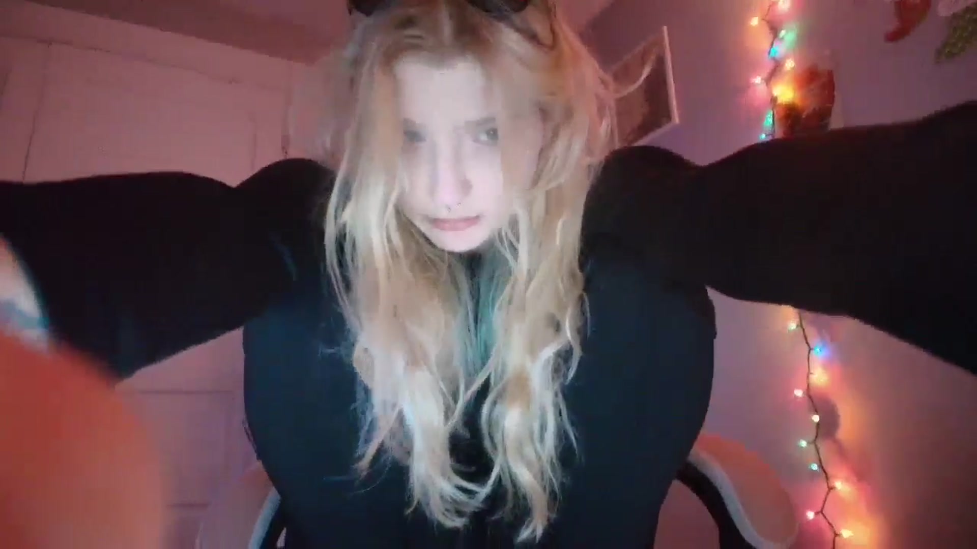 Gallery image thumbnail from DuckChan0's myfreecams stream on, 12/17/2025, 16:00 image 11 of 20