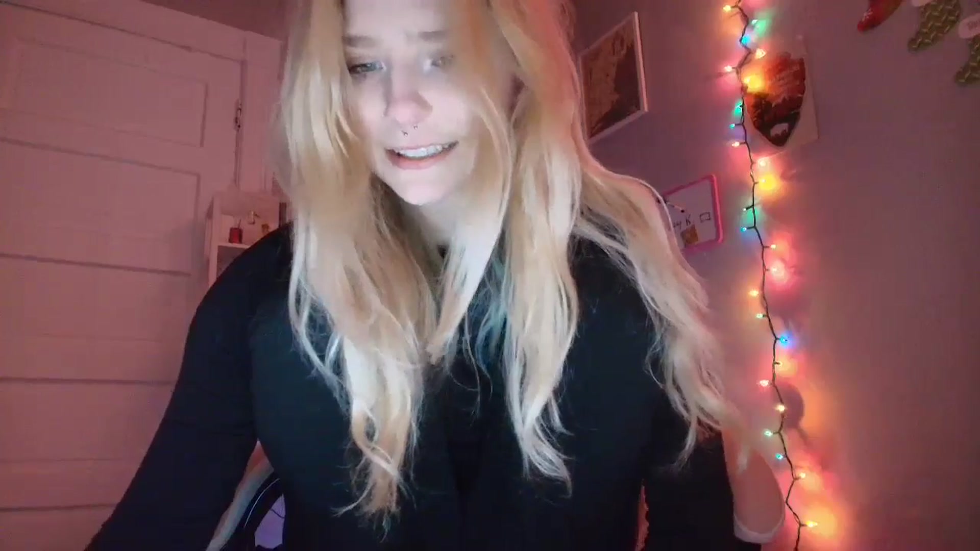 Gallery image thumbnail from DuckChan0's myfreecams stream on, 12/17/2025, 16:00 image 9 of 20