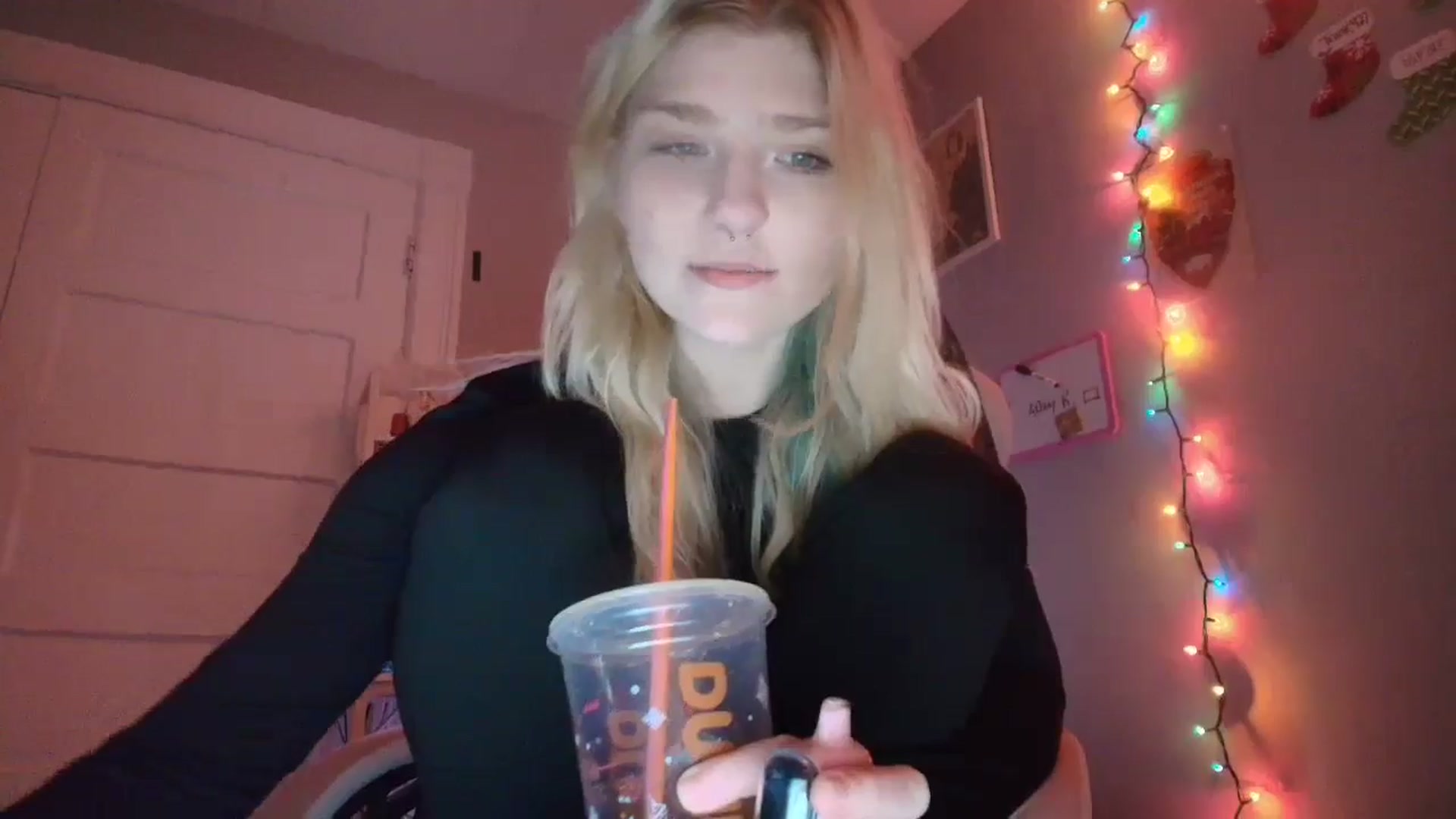 Gallery image thumbnail from DuckChan0's myfreecams stream on, 12/17/2025, 16:00 image 17 of 20