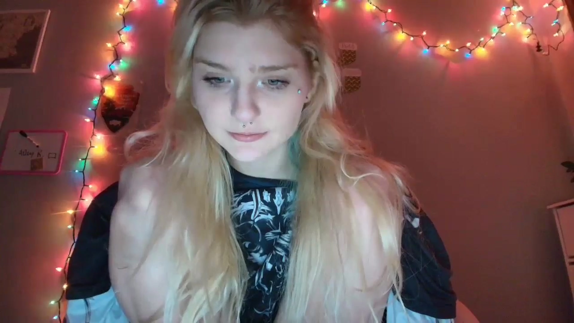 Gallery image thumbnail from DuckChan0's myfreecams stream on, 12/18/2025, 16:44 image 6 of 20
