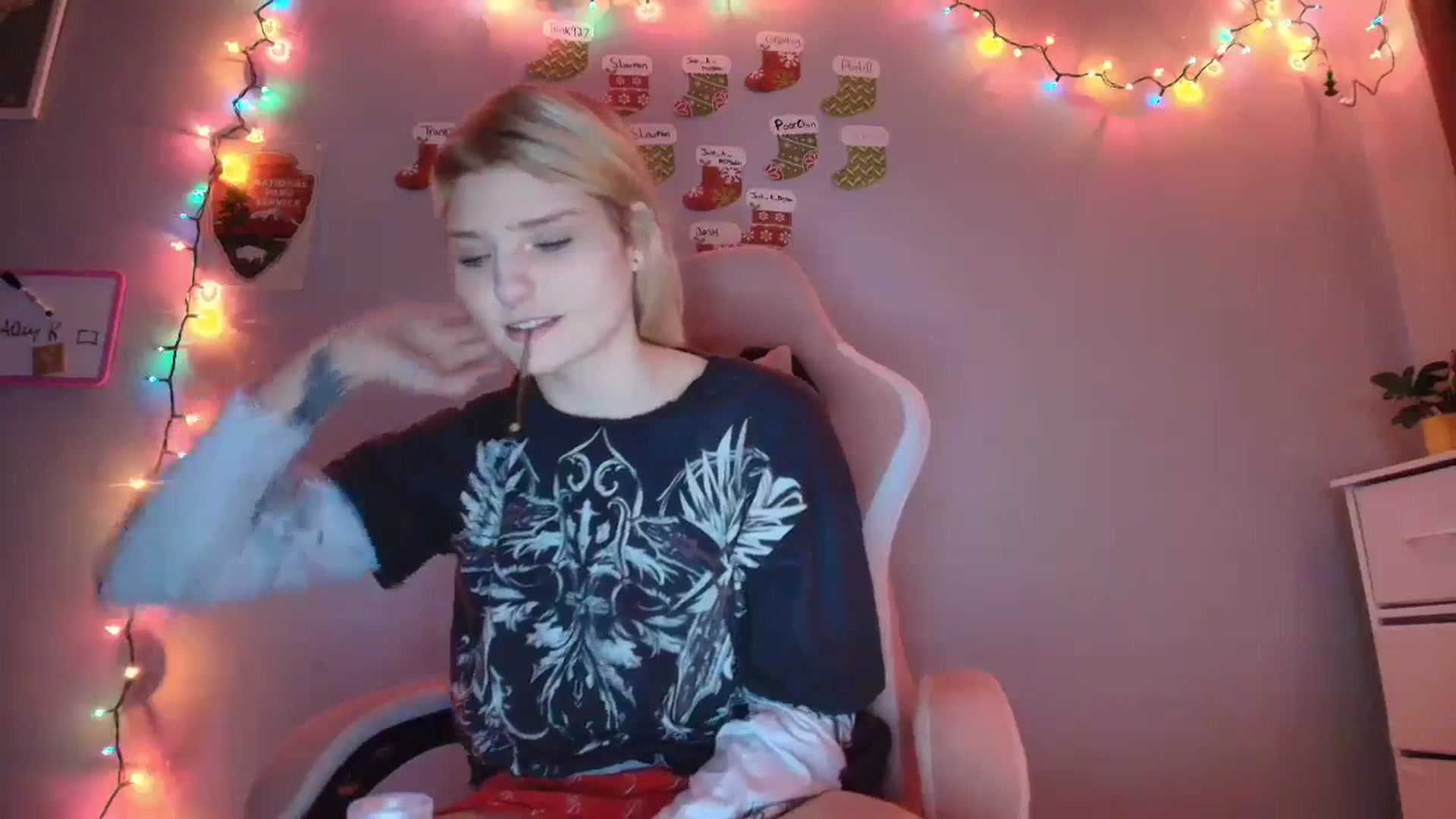 Gallery image thumbnail from DuckChan0's myfreecams stream on, 12/18/2025, 16:44 image 9 of 20