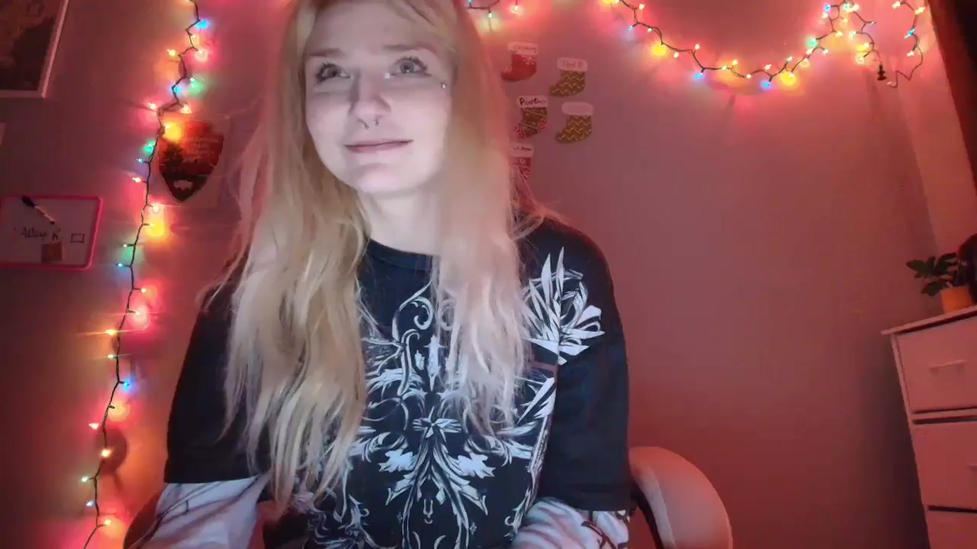 Gallery image thumbnail from DuckChan0's myfreecams stream on, 12/18/2025, 16:44 image 17 of 20