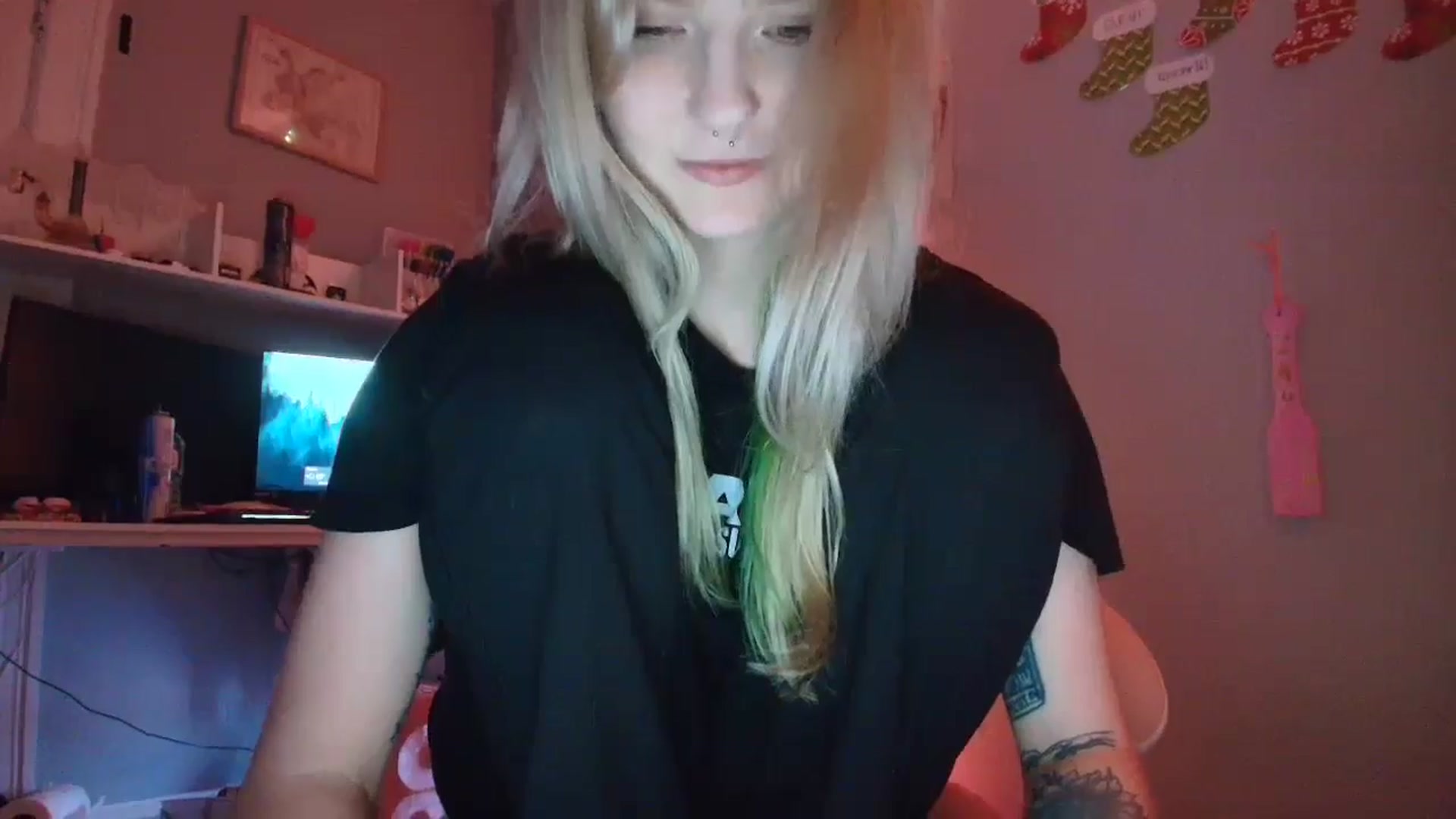 Gallery image thumbnail from DuckChan0's myfreecams stream on, 12/19/2025, 19:58 image 15 of 20