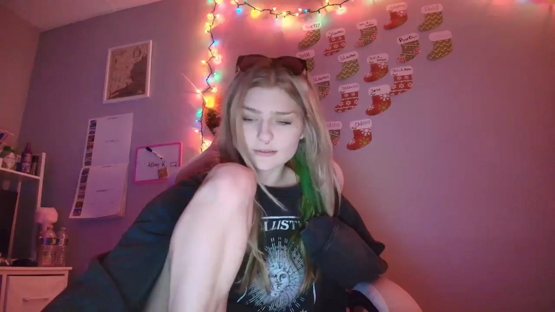 Gallery image thumbnail from DuckChan0's myfreecams stream on, 12/22/2025, 18:08 image 14 of 20