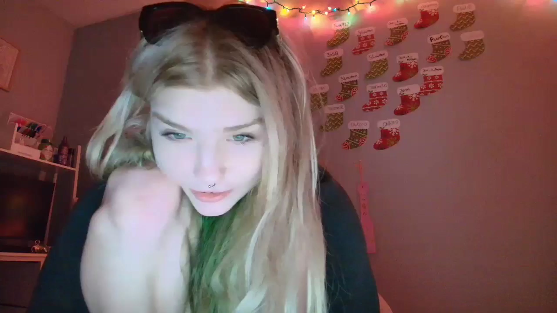 Gallery image thumbnail from DuckChan0's myfreecams stream on, 12/22/2025, 18:08 image 11 of 20