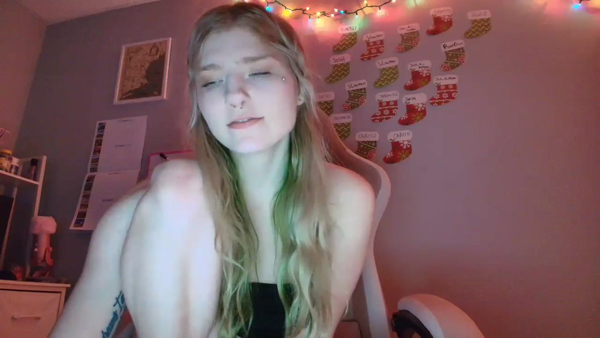 Gallery image thumbnail from DuckChan0's myfreecams stream on, 12/23/2025, 16:10 image 16 of 20