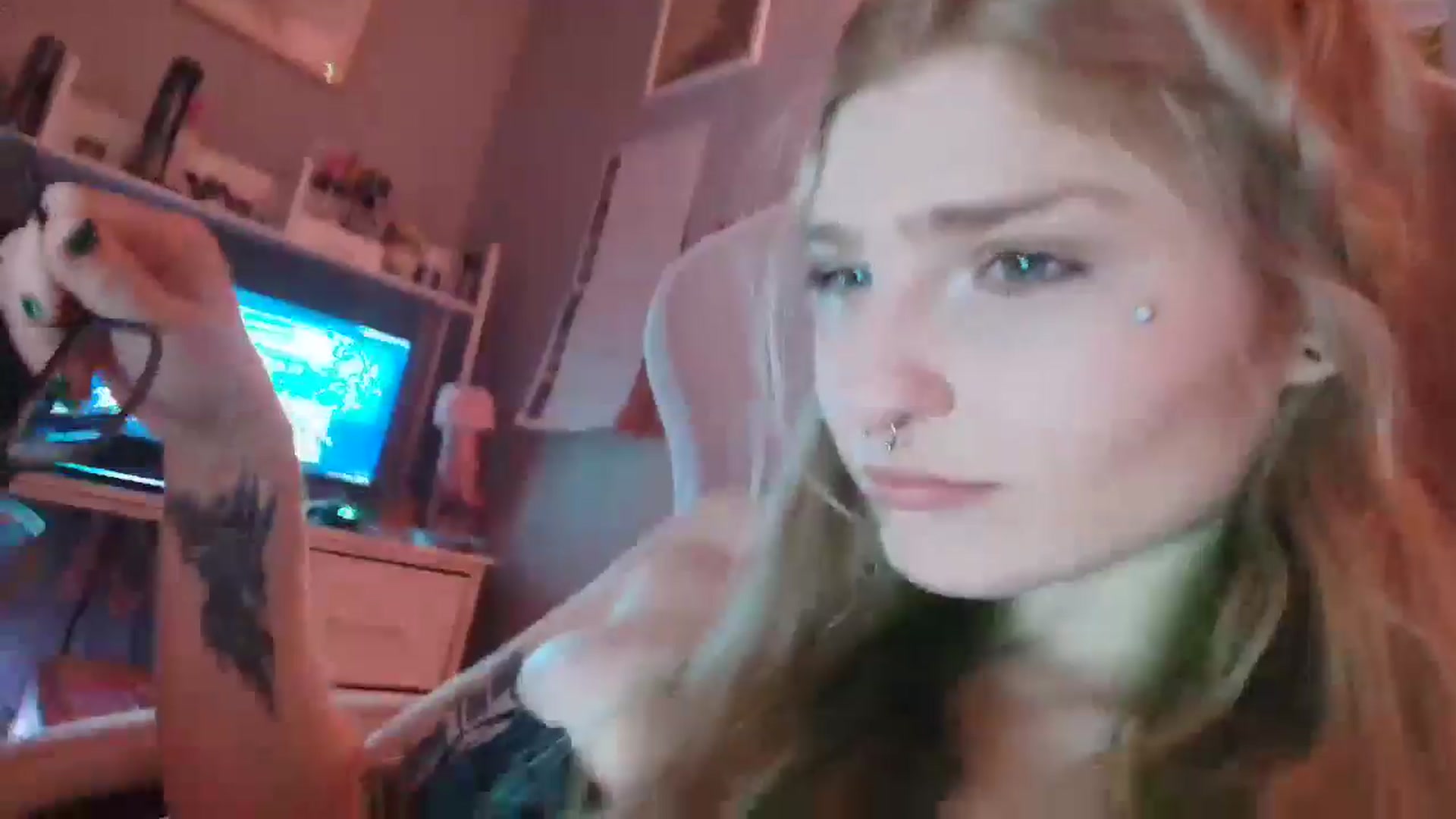 Gallery image thumbnail from DuckChan0's myfreecams stream on, 12/23/2025, 16:10 image 17 of 20