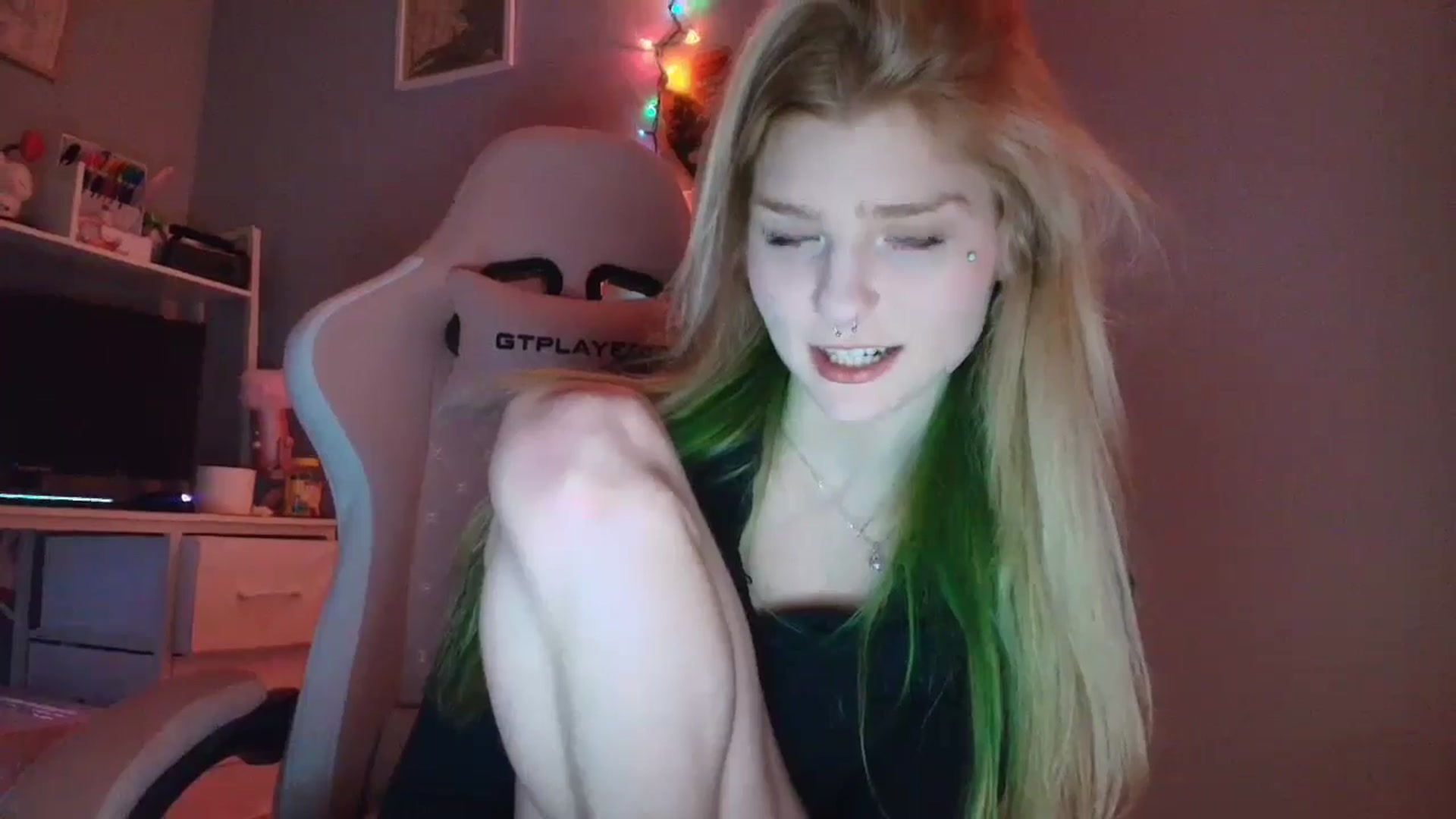 Gallery image thumbnail from DuckChan0's myfreecams stream on, 12/29/2025, 03:02 image 4 of 20