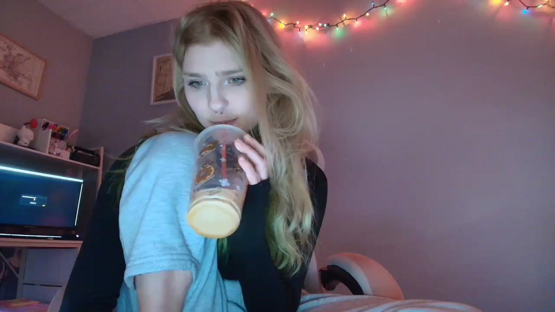 Gallery image thumbnail from DuckChan0's myfreecams stream on, 12/30/2025, 18:54 image 16 of 20