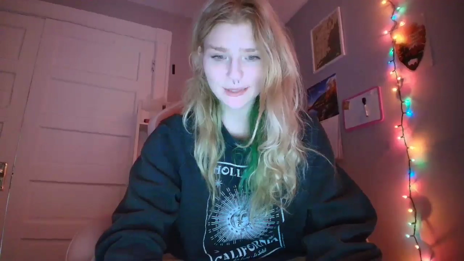 Gallery image thumbnail from DuckChan0's myfreecams stream on, 01/08/2026, 18:00 image 11 of 20
