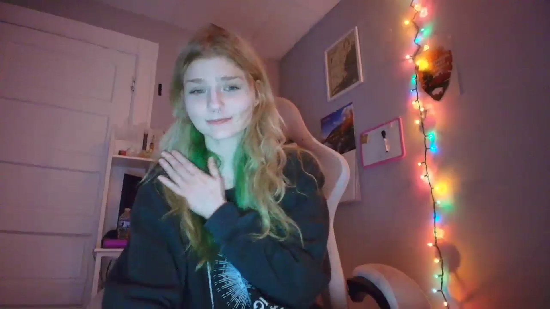 Gallery image thumbnail from DuckChan0's myfreecams stream on, 01/08/2026, 18:00 image 18 of 20