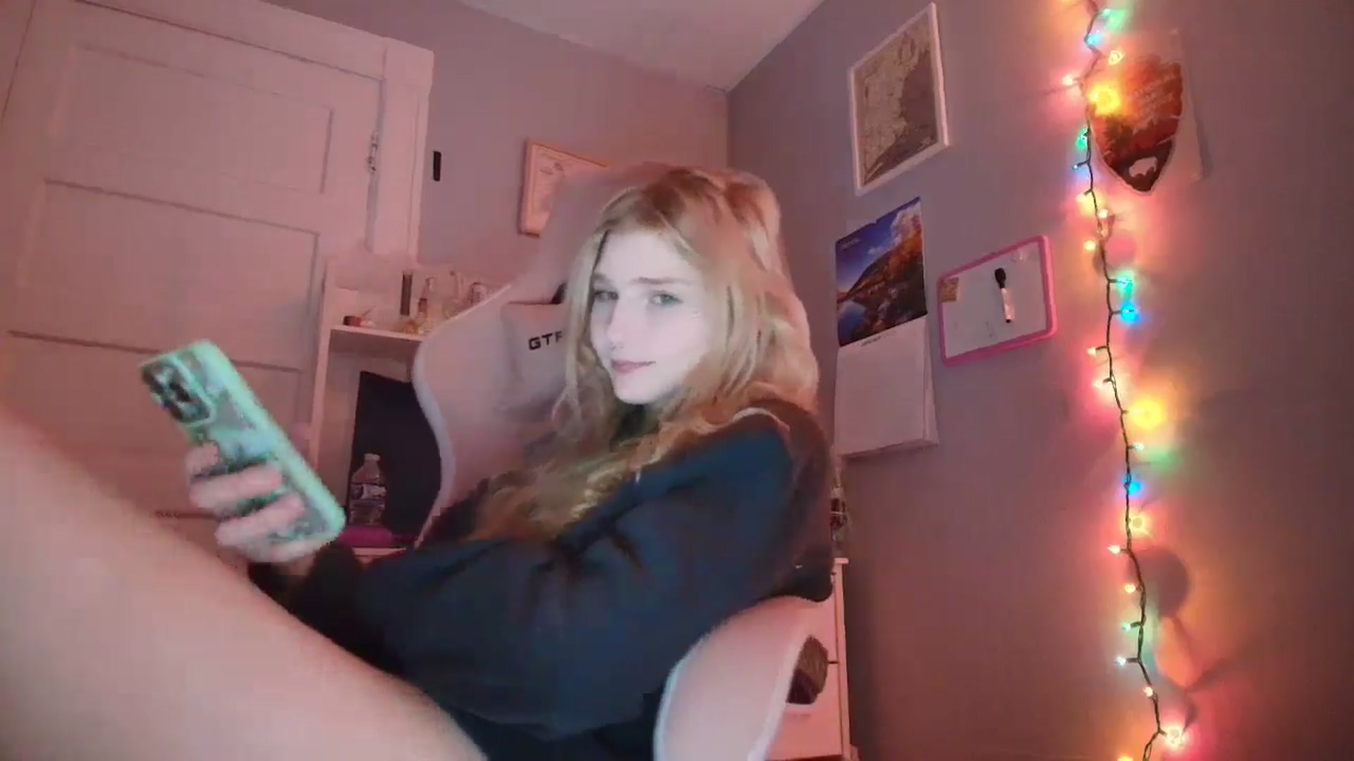 Gallery image thumbnail from DuckChan0's myfreecams stream on, 01/08/2026, 18:00 image 7 of 20