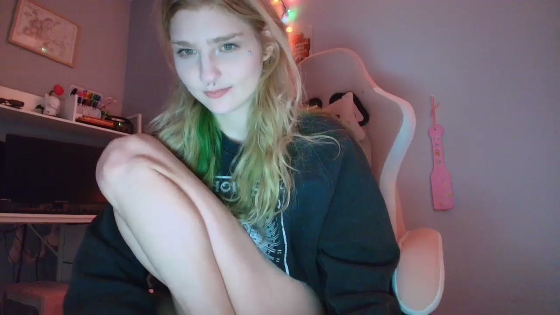 Gallery image thumbnail from DuckChan0's myfreecams stream on, 01/08/2026, 19:07 image 4 of 20