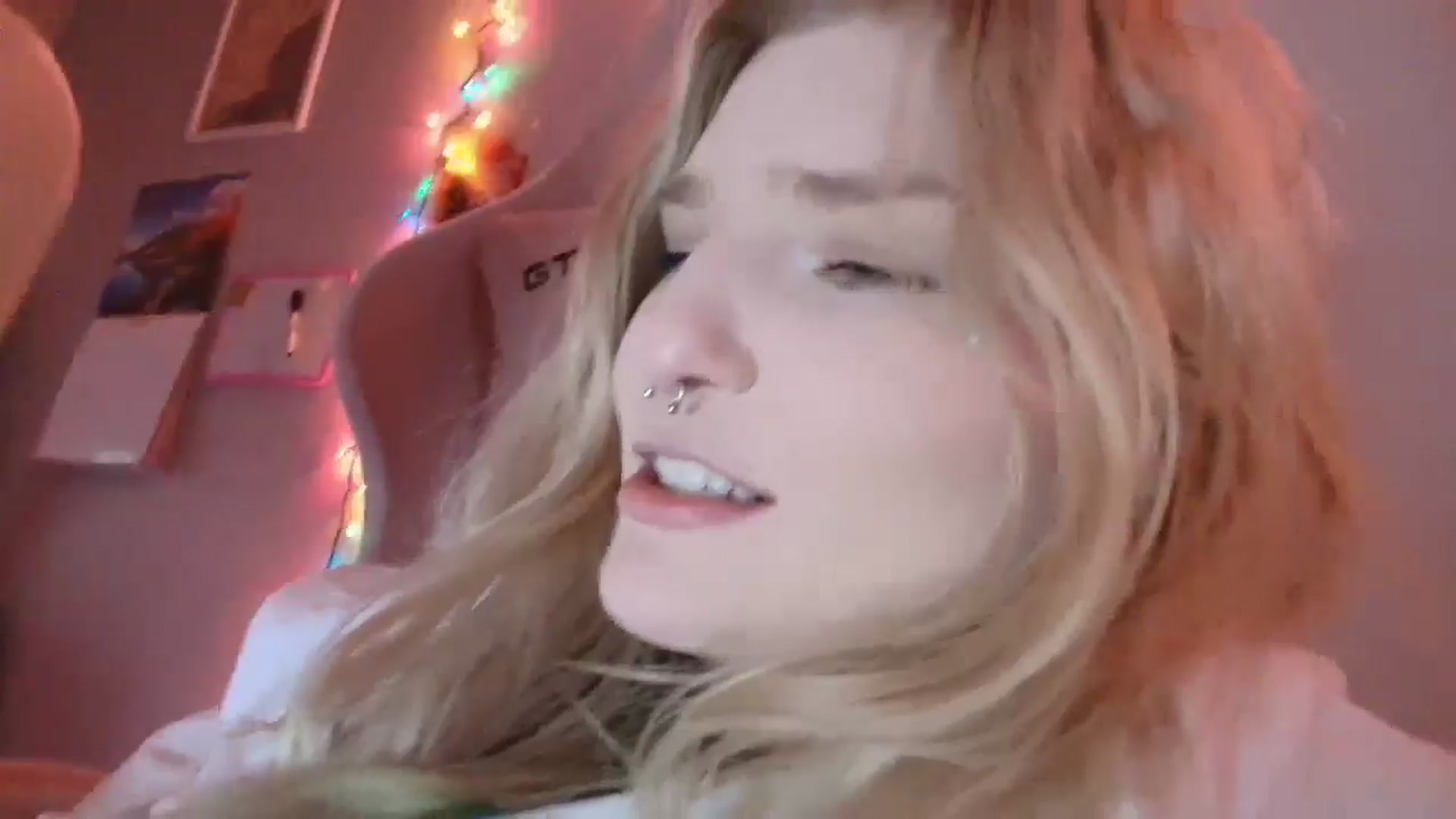 Gallery image thumbnail from DuckChan0's myfreecams stream on, 01/12/2026, 20:07 image 18 of 20