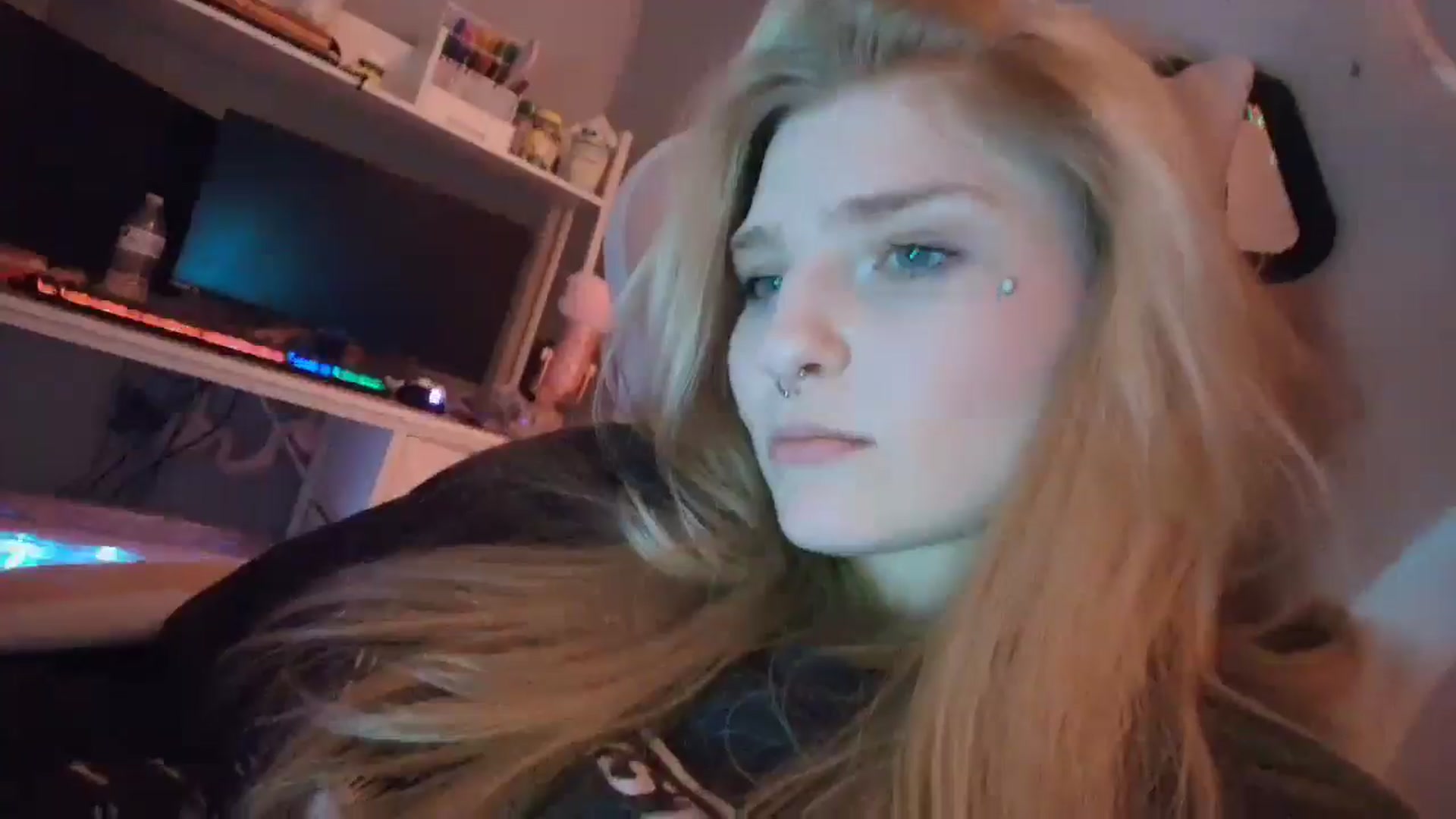 Gallery image thumbnail from DuckChan0's myfreecams stream on, 01/14/2026, 19:27 image 9 of 20