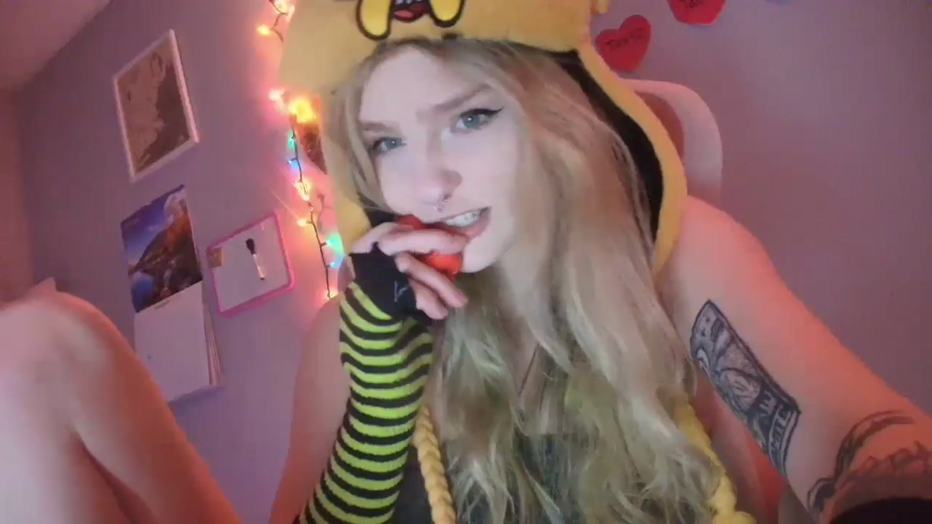 Gallery image thumbnail from DuckChan0's myfreecams stream on, 01/18/2026, 18:31 image 8 of 20