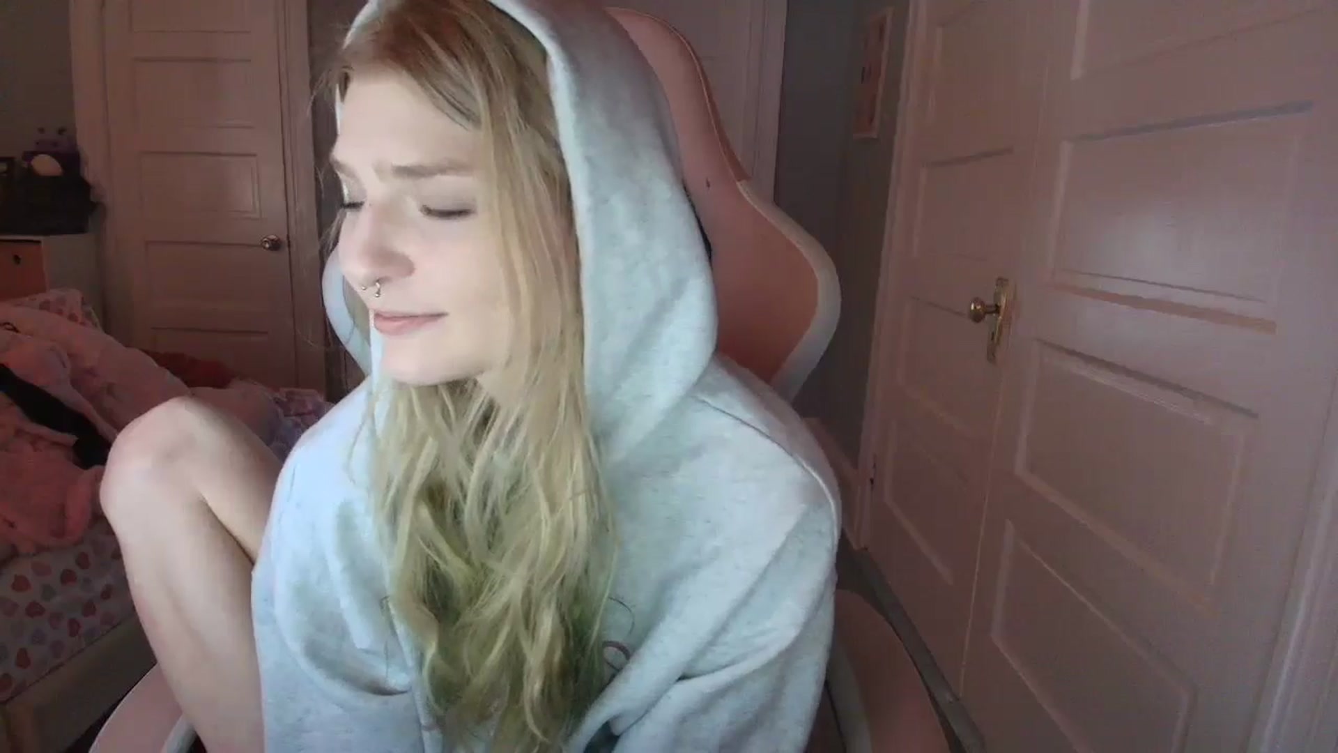 Gallery image thumbnail from DuckChan0's myfreecams stream on, 02/02/2026, 16:24 image 15 of 20