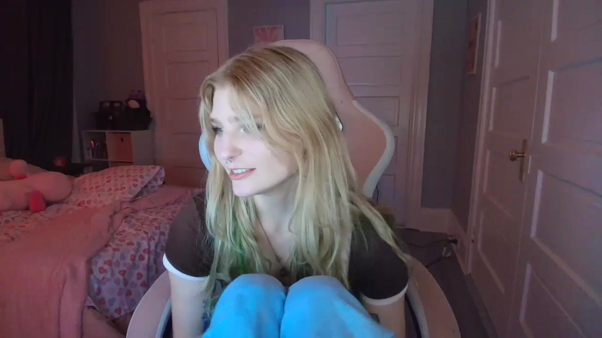 Gallery image thumbnail from DuckChan0's myfreecams stream on, 02/03/2026, 24:40 image 6 of 20