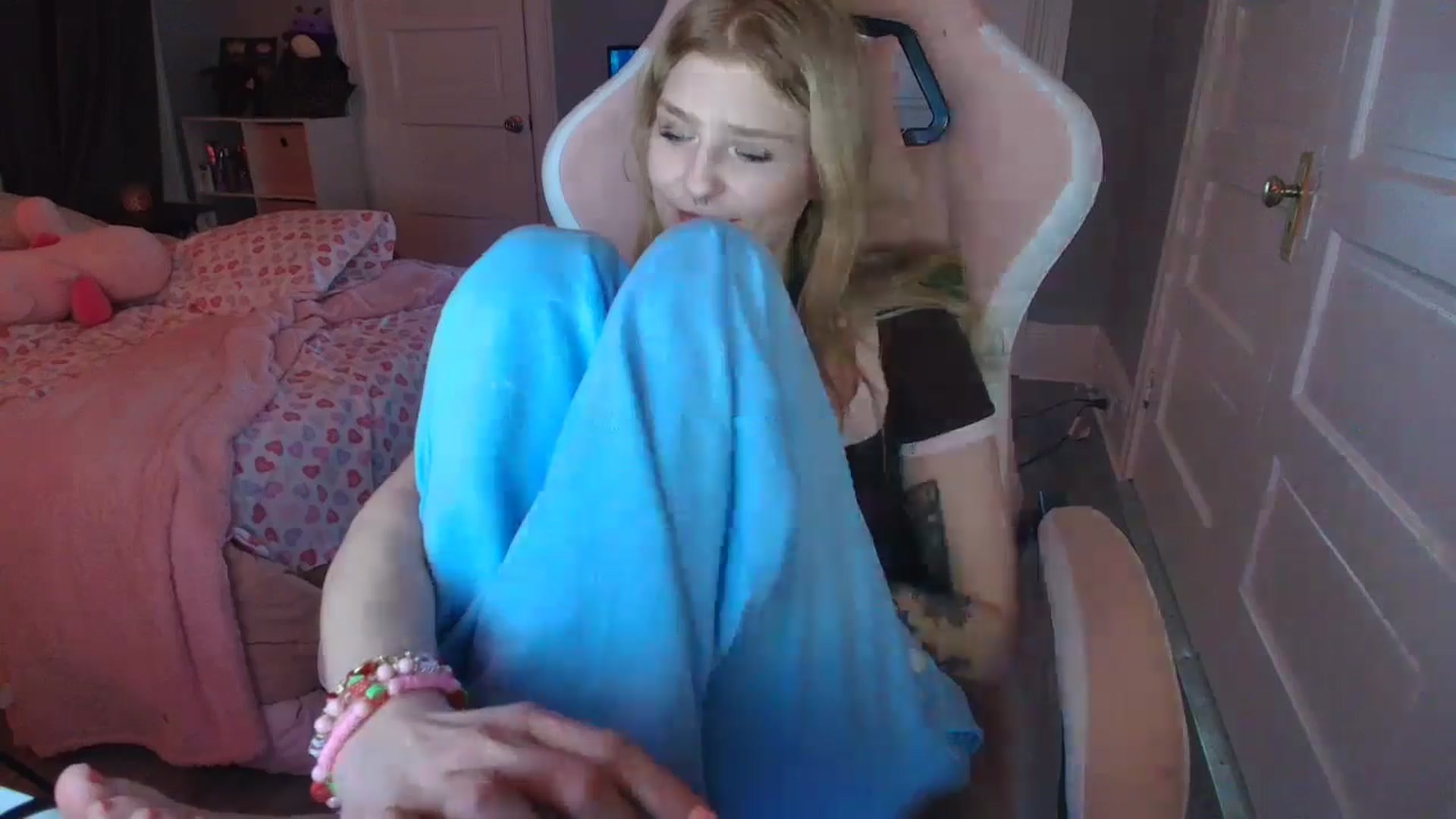 Gallery image thumbnail from DuckChan0's myfreecams stream on, 02/03/2026, 24:40 image 13 of 20