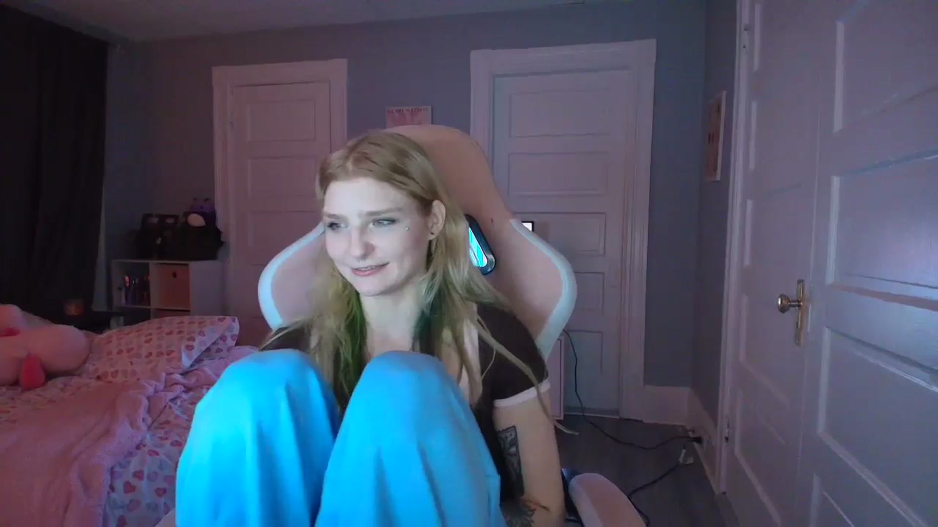 Gallery image thumbnail from DuckChan0's myfreecams stream on, 02/03/2026, 24:40 image 18 of 20