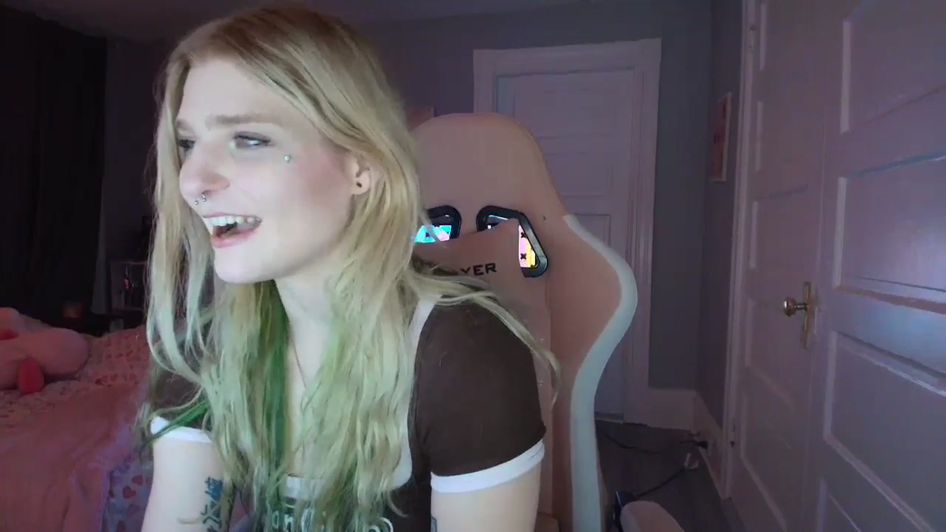 Gallery image thumbnail from DuckChan0's myfreecams stream on, 02/03/2026, 24:40 image 17 of 20