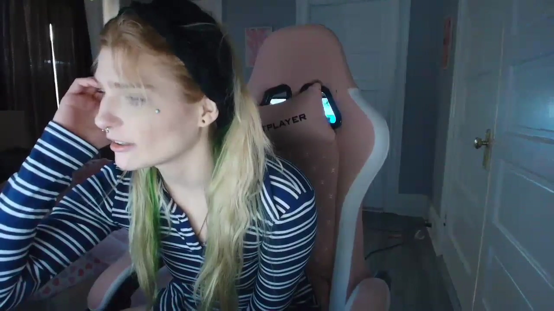 Gallery image thumbnail from DuckChan0's myfreecams stream on, 02/04/2026, 16:44 image 13 of 20