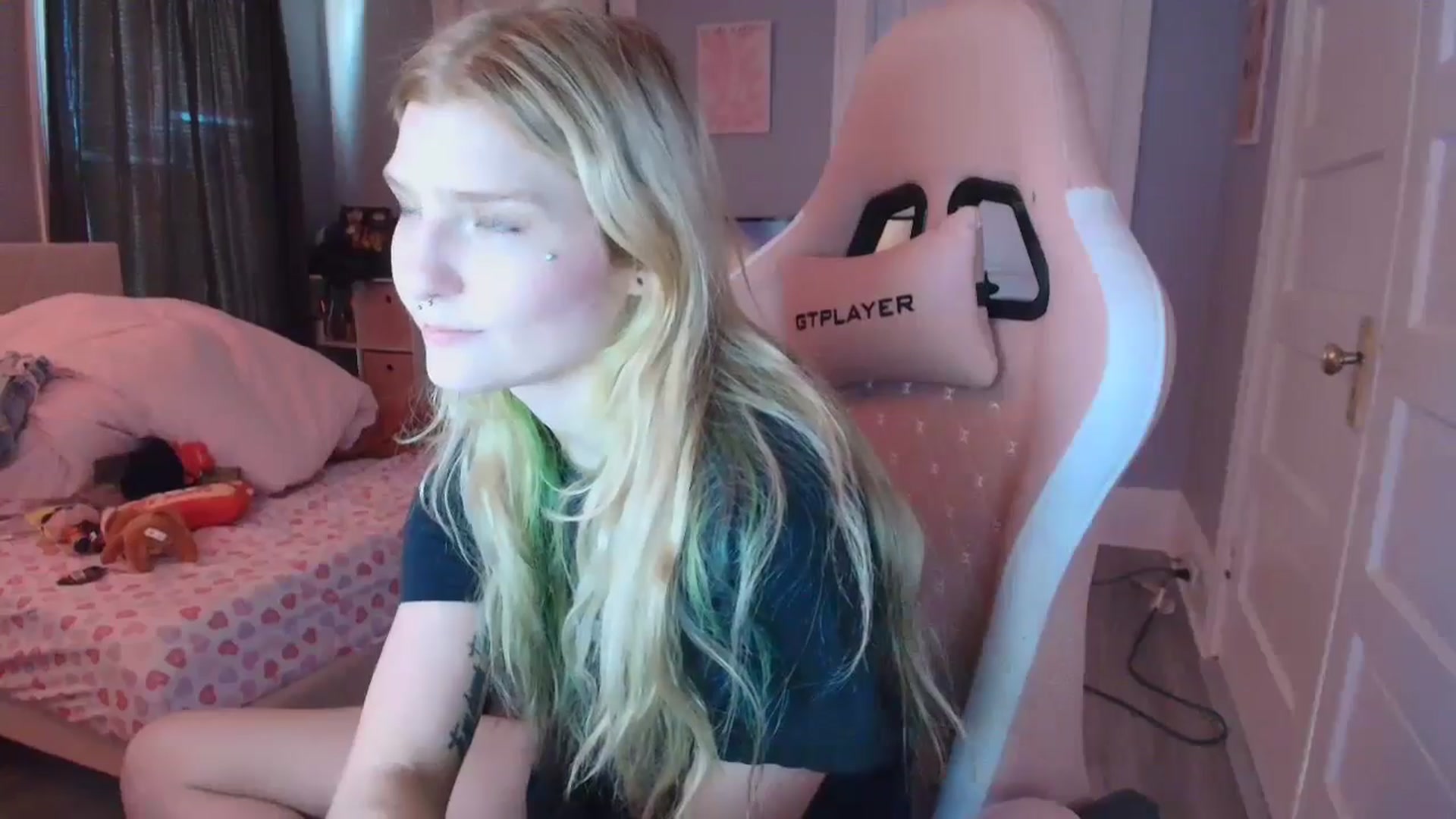 Gallery image thumbnail from DuckChan0's myfreecams stream on, 02/05/2026, 18:01 image 6 of 20