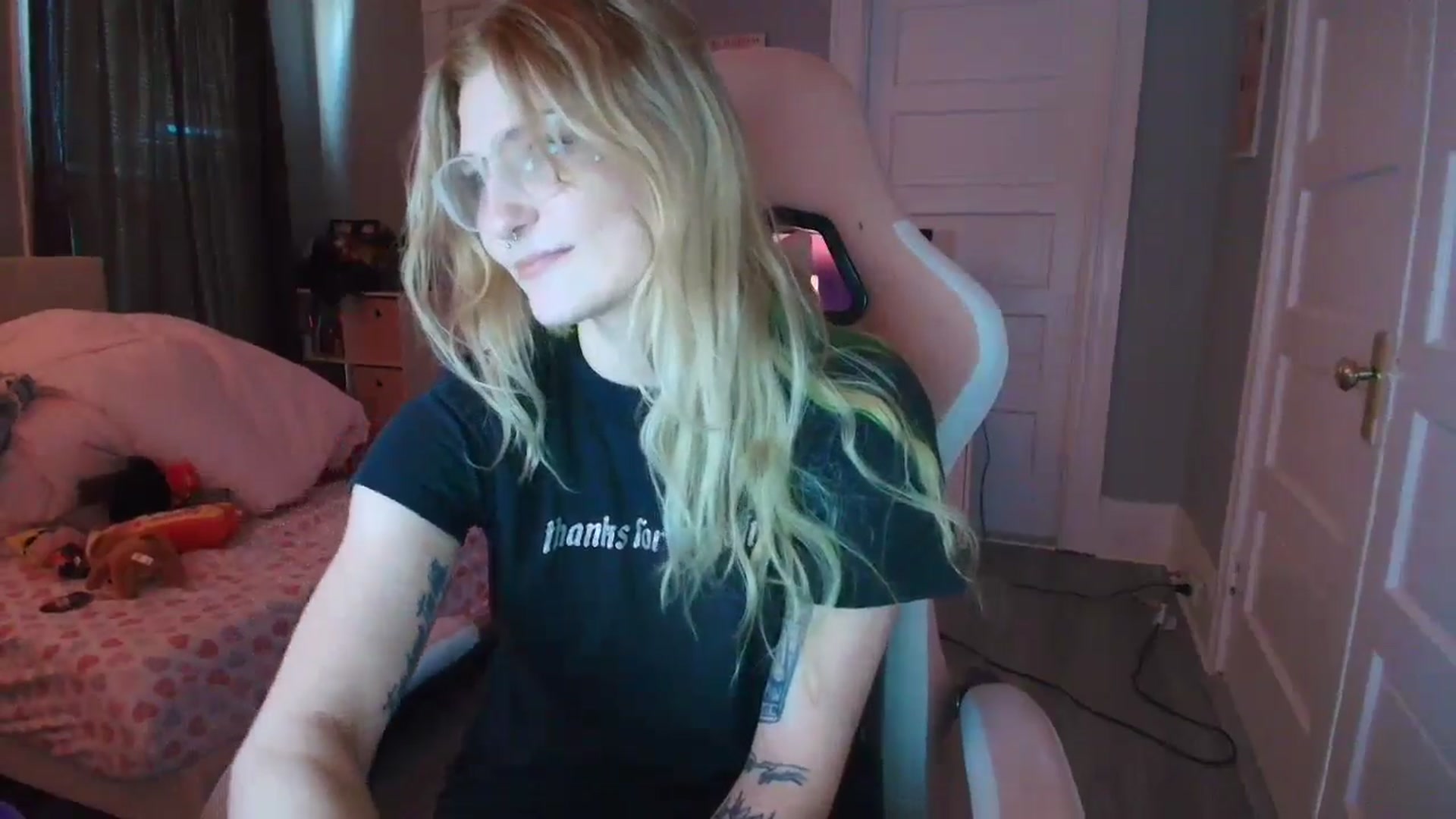 Gallery image thumbnail from DuckChan0's myfreecams stream on, 02/05/2026, 18:01 image 19 of 20