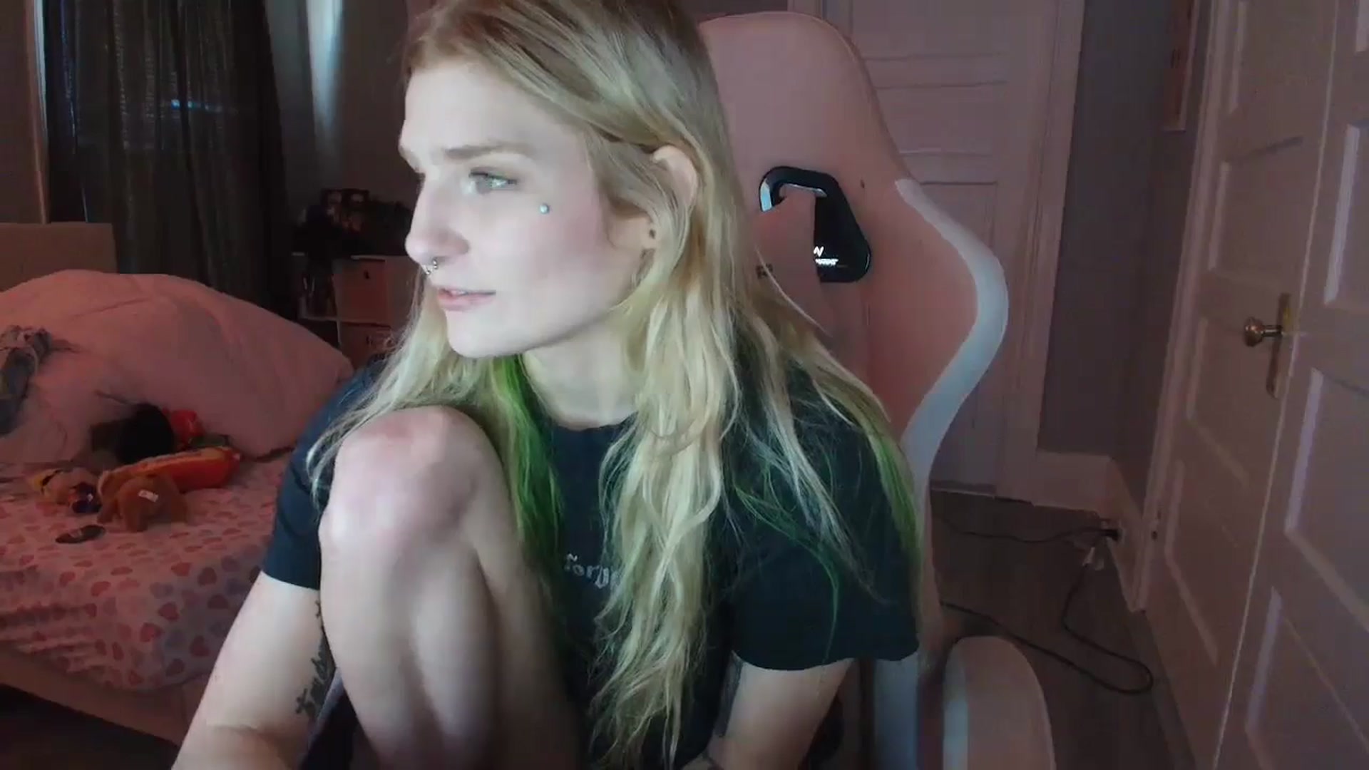 Gallery image thumbnail from DuckChan0's myfreecams stream on, 02/05/2026, 18:01 image 7 of 20
