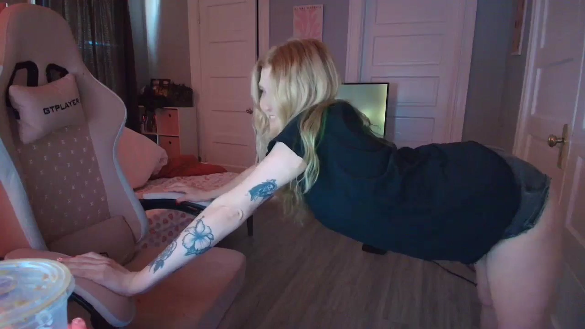 Gallery image thumbnail from DuckChan0's myfreecams stream on, 02/05/2026, 18:01 image 15 of 20