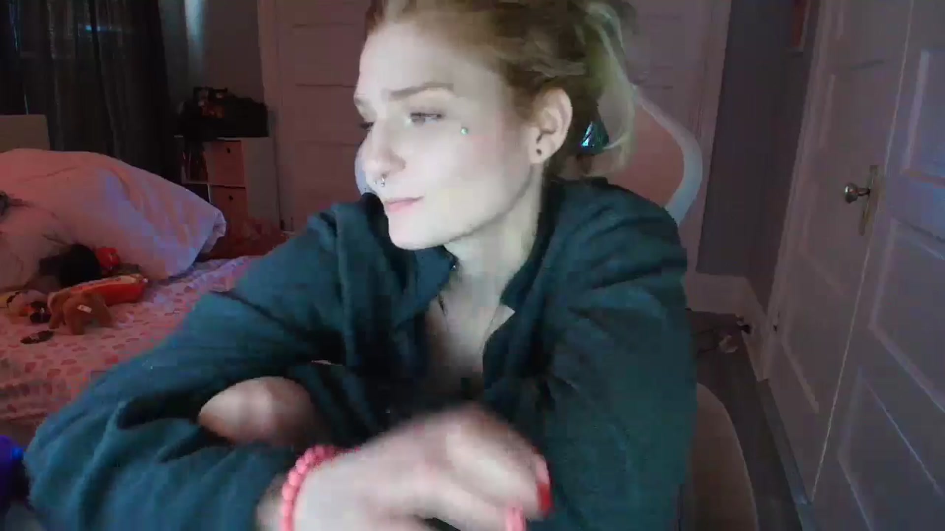 Gallery image thumbnail from DuckChan0's myfreecams stream on, 02/05/2026, 18:41 image 18 of 20