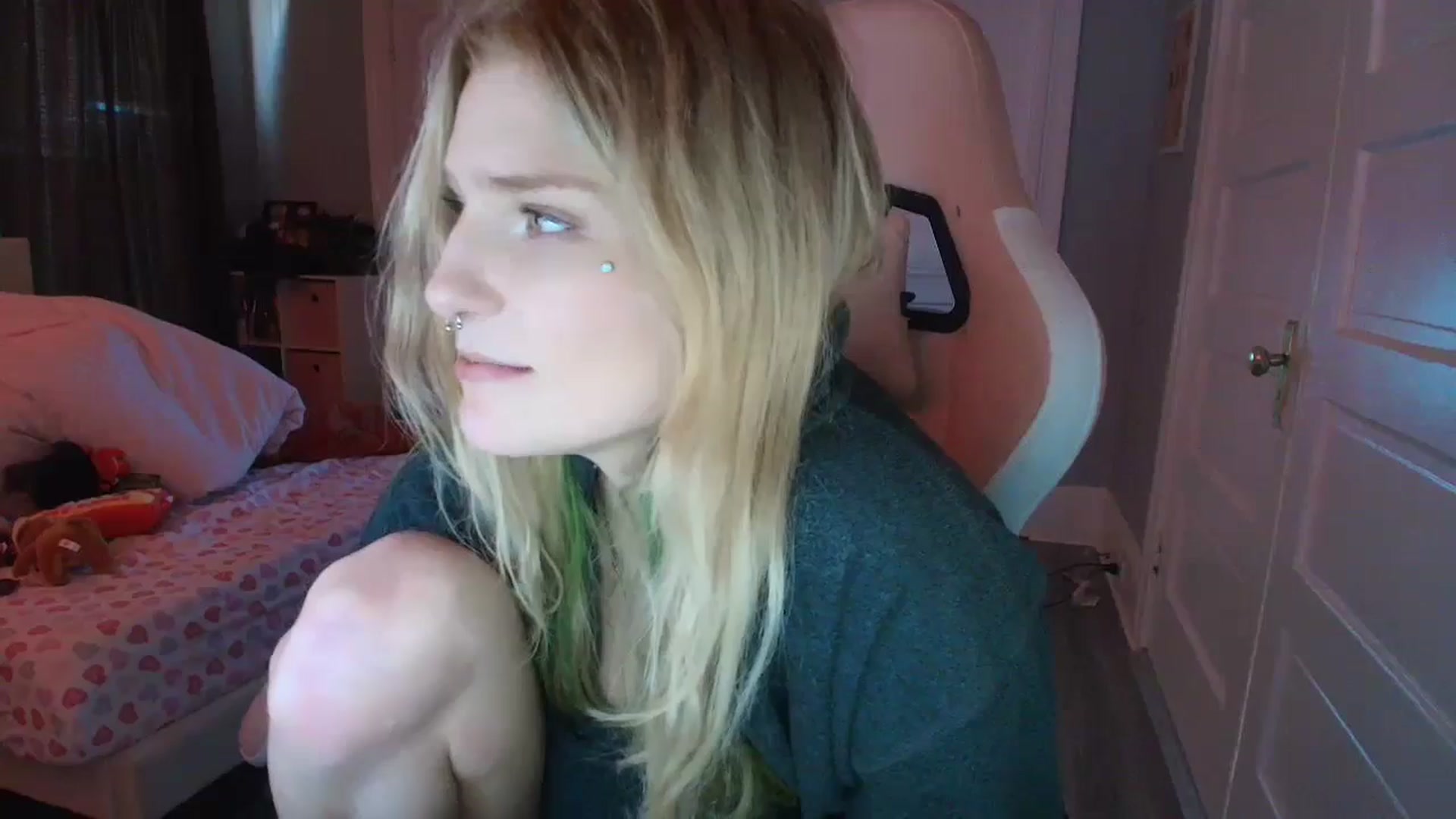 Gallery image thumbnail from DuckChan0's myfreecams stream on, 02/05/2026, 19:22 image 19 of 20