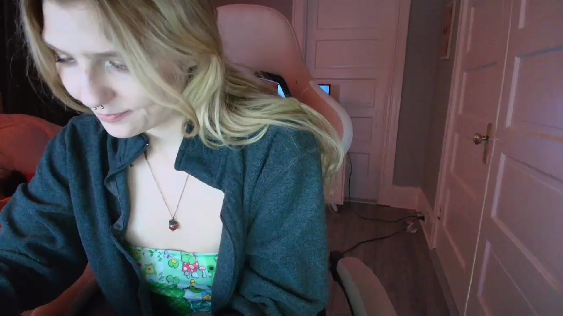 Gallery image thumbnail from DuckChan0's myfreecams stream on, 02/05/2026, 19:22 image 13 of 20