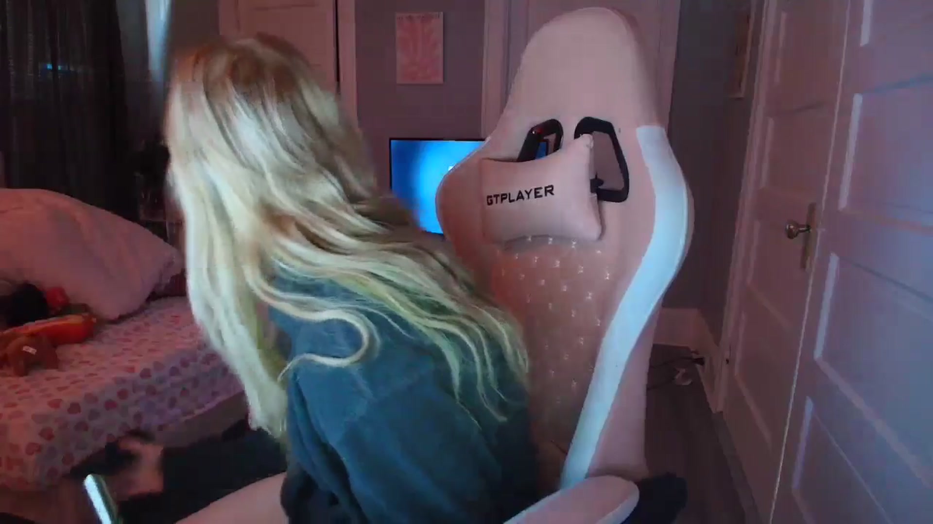 Gallery image thumbnail from DuckChan0's myfreecams stream on, 02/05/2026, 19:22 image 14 of 20