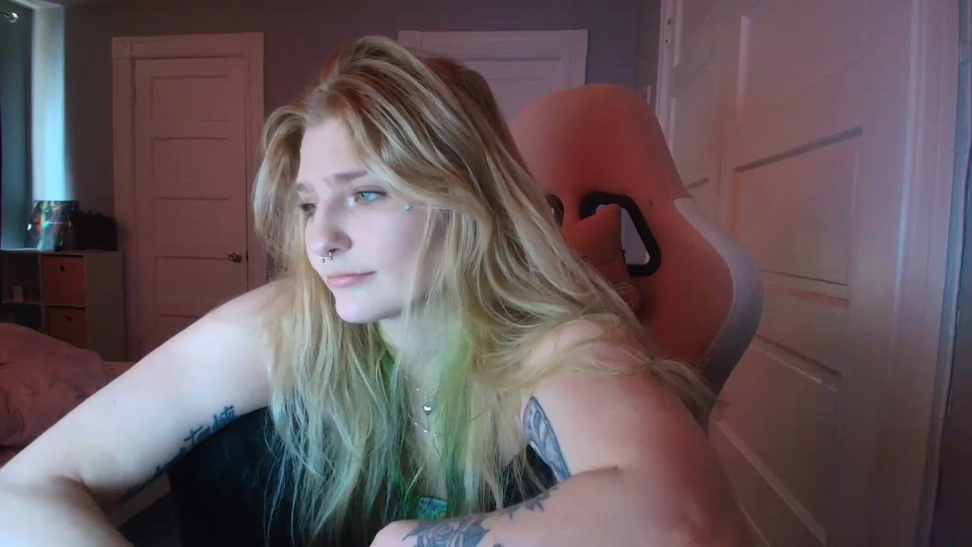 Gallery image thumbnail from DuckChan0's myfreecams stream on, 02/10/2026, 17:56 image 15 of 20