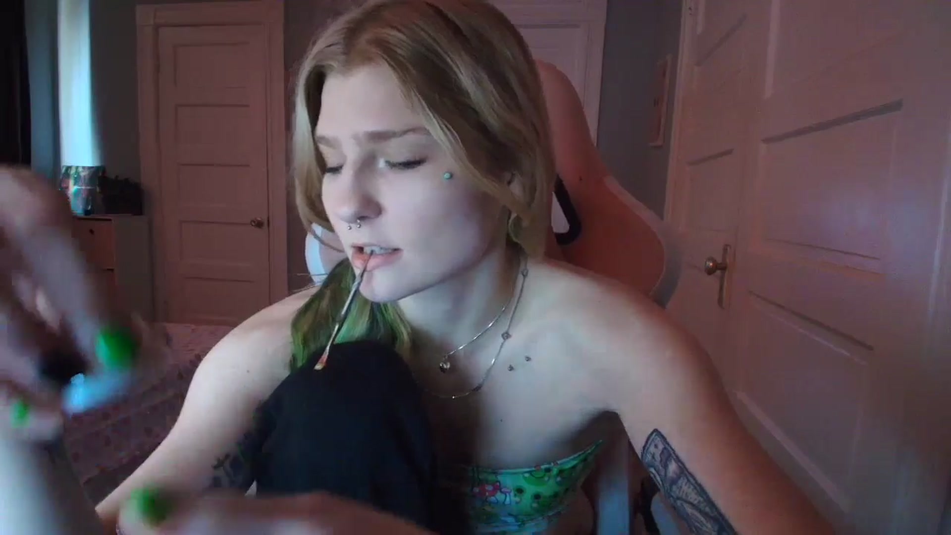 Gallery image thumbnail from DuckChan0's myfreecams stream on, 02/10/2026, 17:56 image 5 of 20
