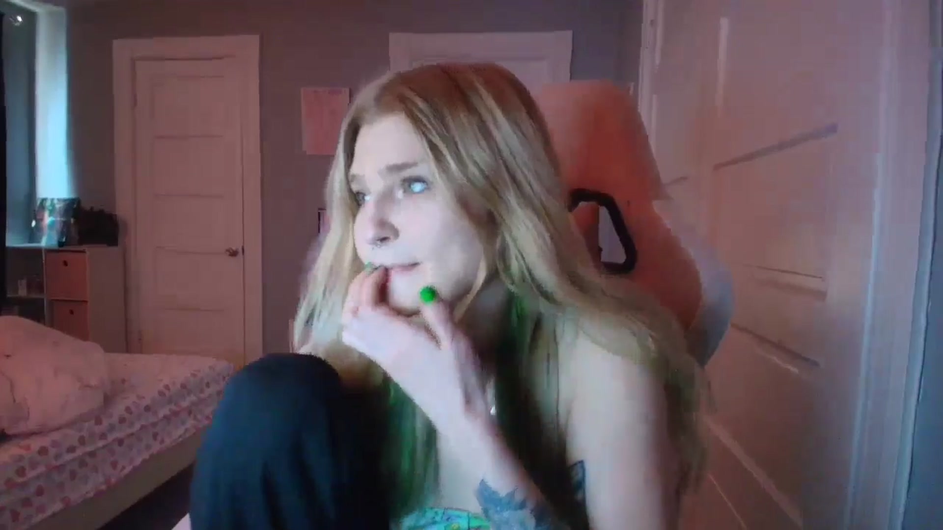 Gallery image thumbnail from DuckChan0's myfreecams stream on, 02/10/2026, 17:56 image 12 of 20