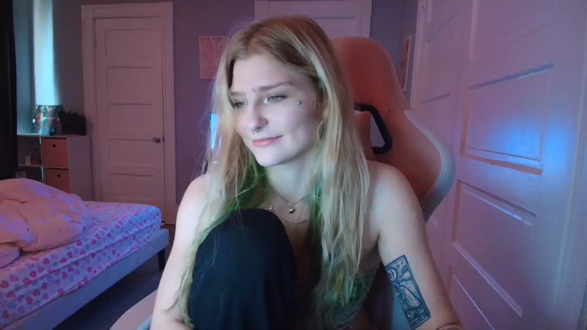 Gallery image thumbnail from DuckChan0's myfreecams stream on, 02/10/2026, 17:56 image 8 of 20