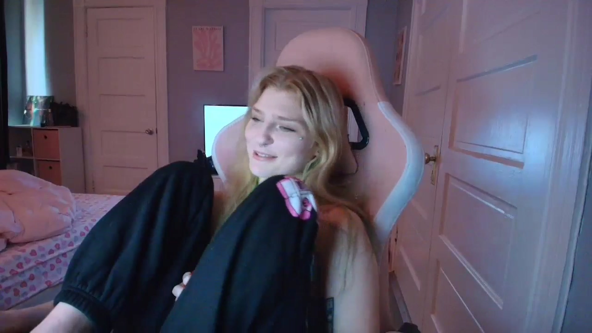 Gallery image thumbnail from DuckChan0's myfreecams stream on, 02/10/2026, 17:56 image 18 of 20
