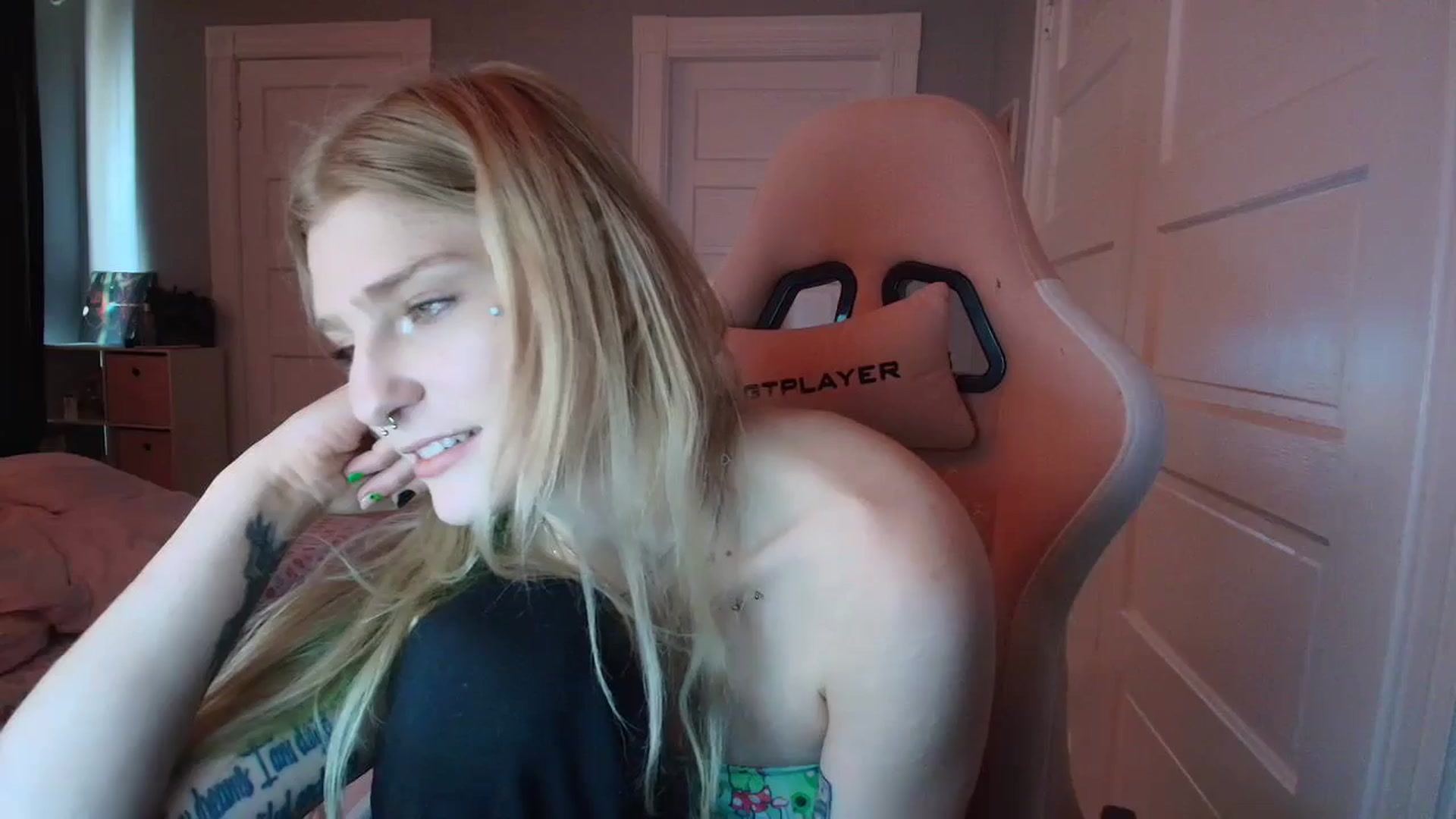 Gallery image thumbnail from DuckChan0's myfreecams stream on, 02/10/2026, 17:56 image 7 of 20