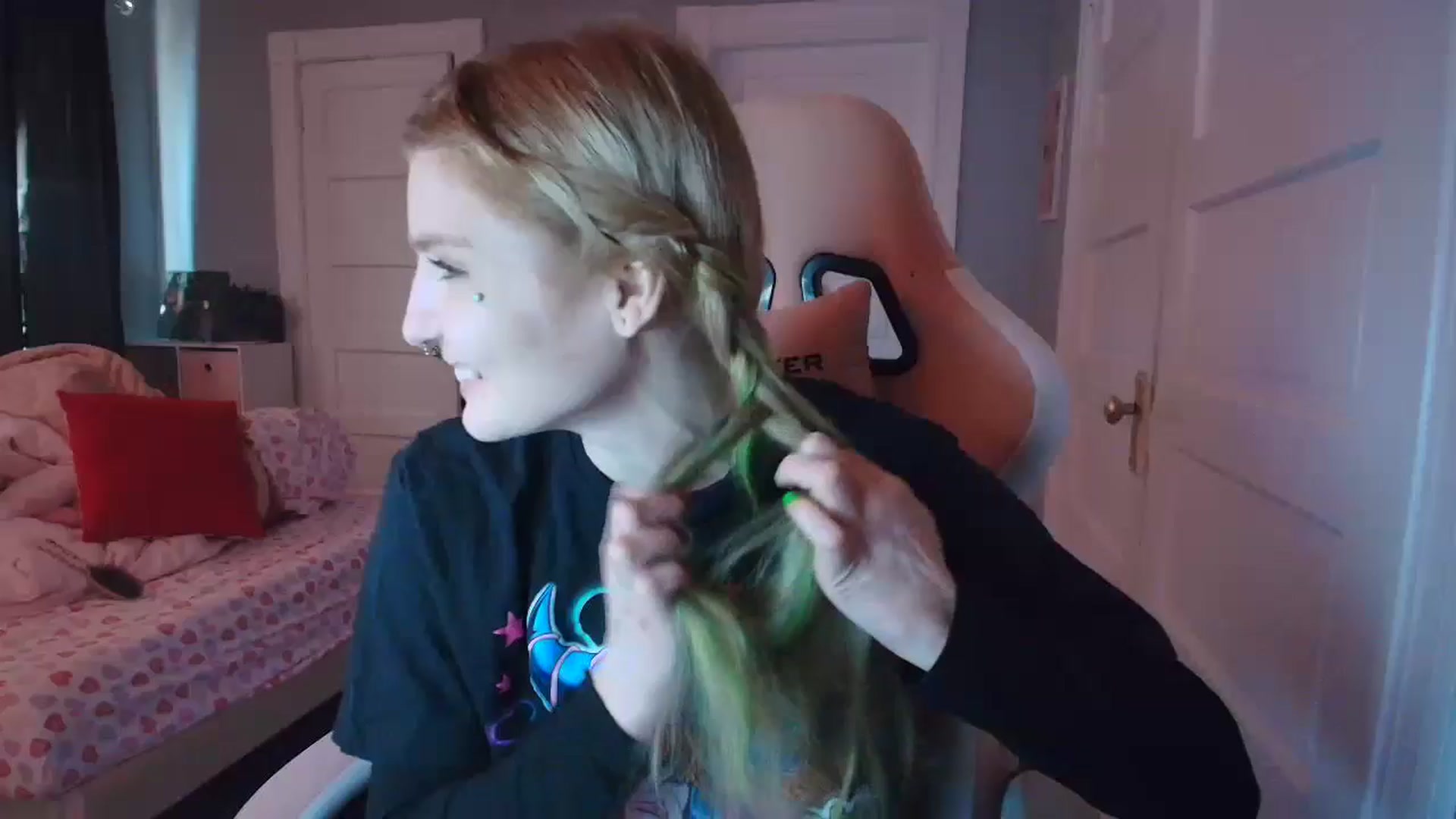 Gallery image thumbnail from DuckChan0's myfreecams stream on, 02/11/2026, 17:42 image 12 of 20