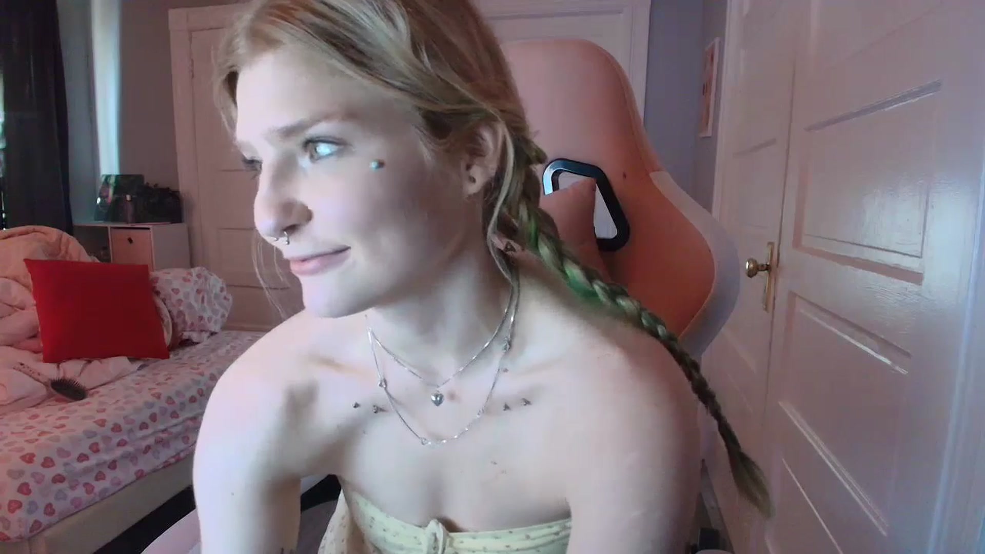 Gallery image thumbnail from DuckChan0's myfreecams stream on, 02/11/2026, 19:18 image 3 of 20