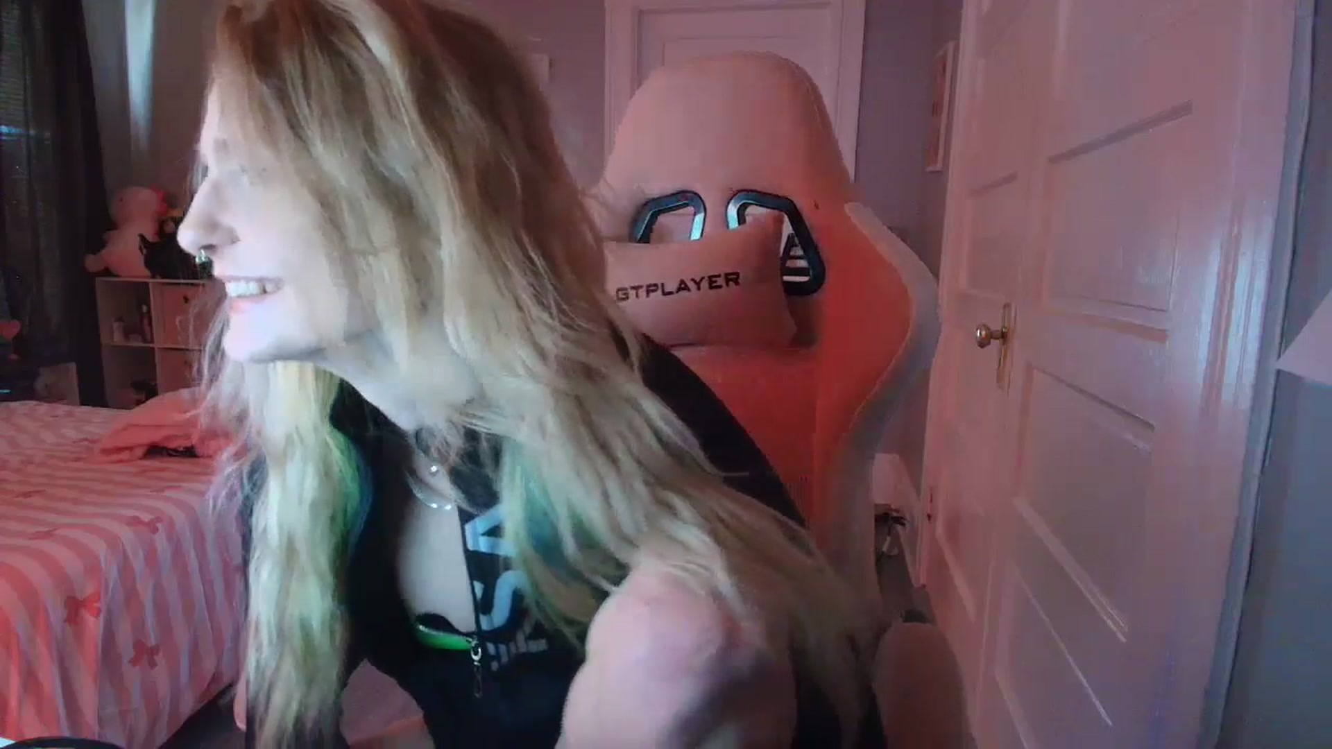 Gallery image thumbnail from DuckChan0's myfreecams stream on, 02/15/2026, 16:55 image 16 of 20