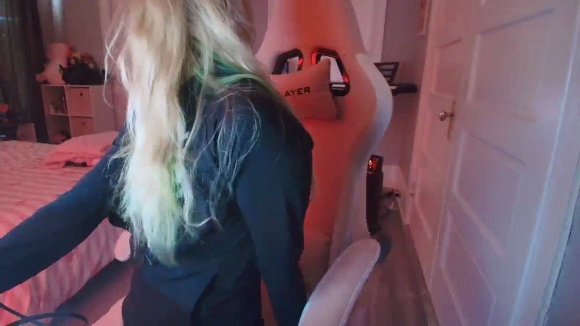 Gallery image thumbnail from DuckChan0's myfreecams stream on, 02/15/2026, 16:55 image 12 of 20