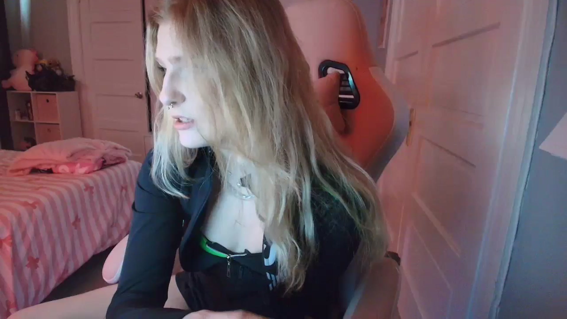 Gallery image thumbnail from DuckChan0's myfreecams stream on, 02/15/2026, 16:55 image 5 of 20