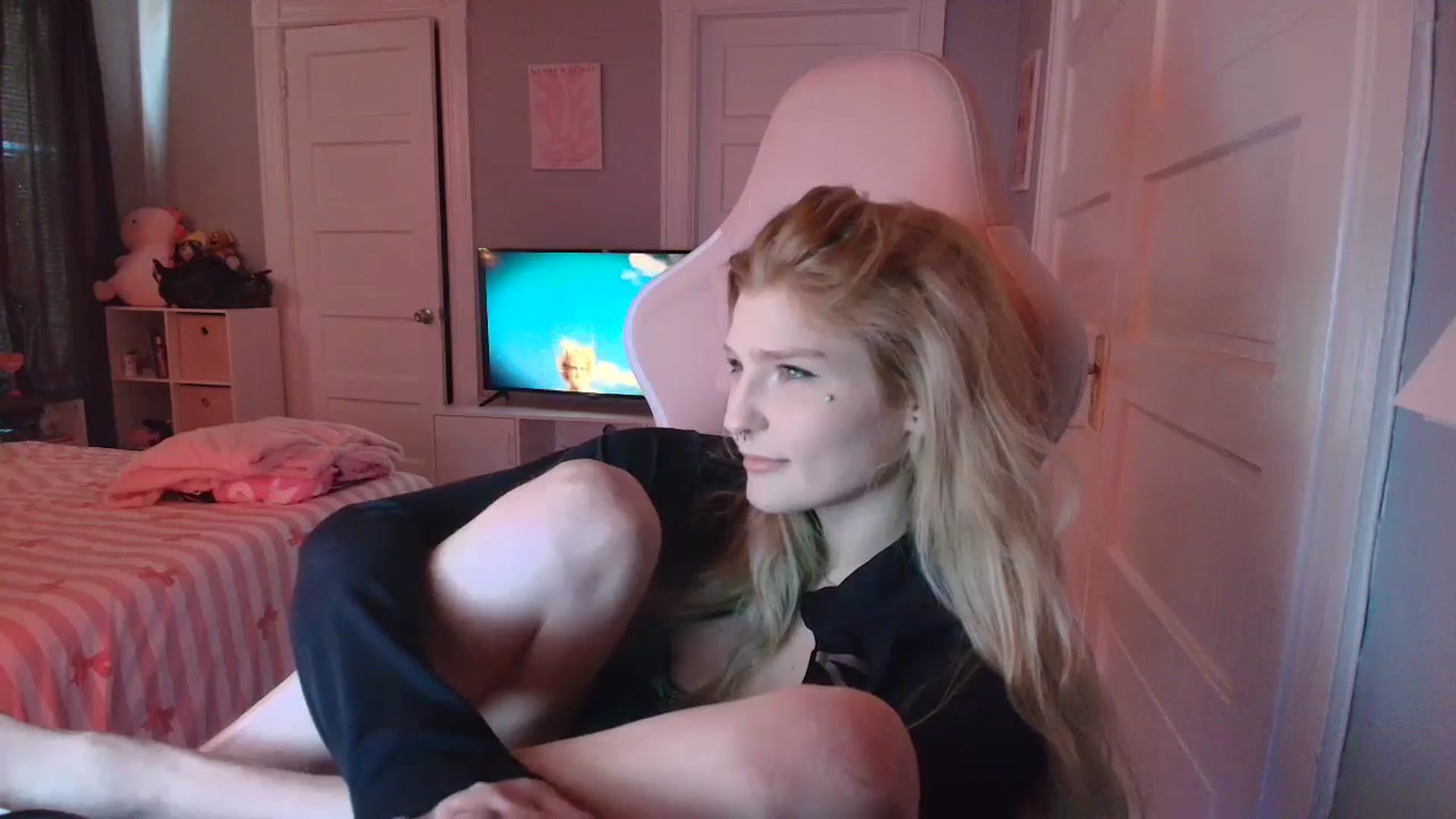 Gallery image thumbnail from DuckChan0's myfreecams stream on, 02/15/2026, 16:55 image 18 of 20