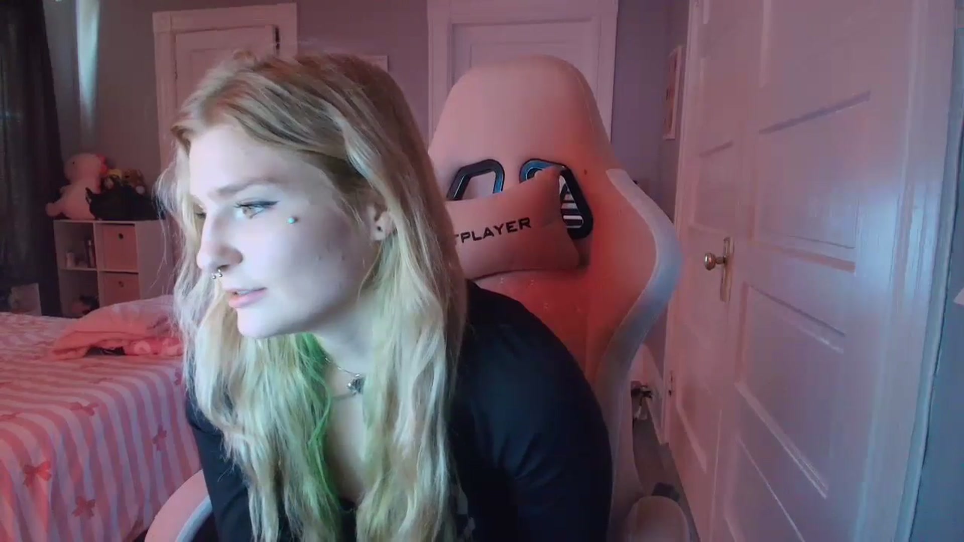 Gallery image thumbnail from DuckChan0's myfreecams stream on, 02/15/2026, 17:57 image 6 of 20