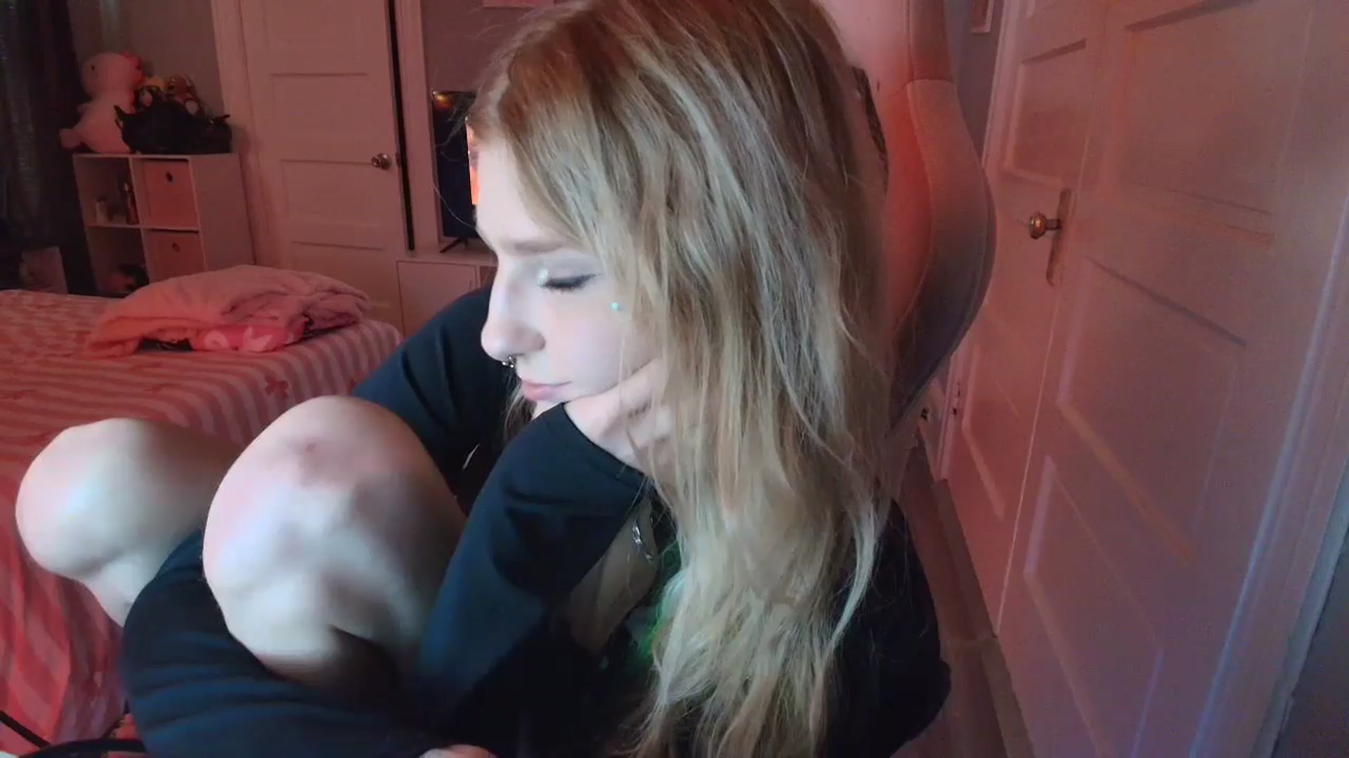 Gallery image thumbnail from DuckChan0's myfreecams stream on, 02/15/2026, 17:57 image 18 of 20