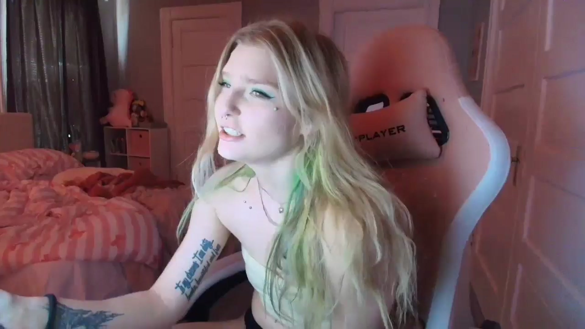Gallery image thumbnail from DuckChan0's myfreecams stream on, 02/16/2026, 16:42 image 14 of 20